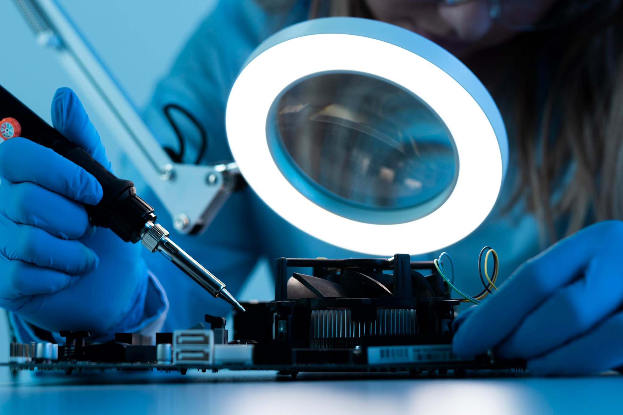 Trabajo de microsoldadura para reparar una placa electrónica de computador
