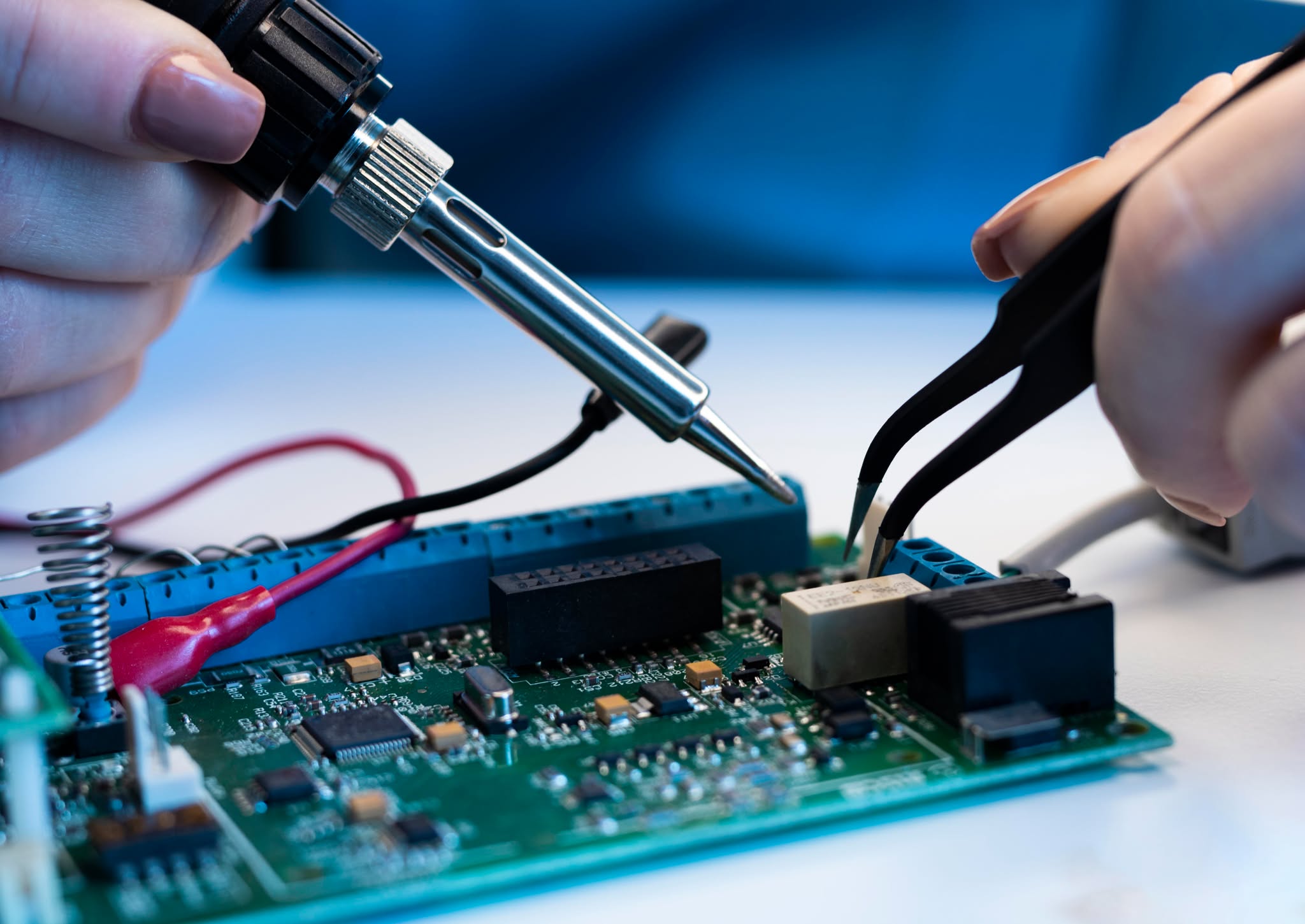 Reparación de celulares y computadores en NickCel: trabajo sobre una placa electrónica