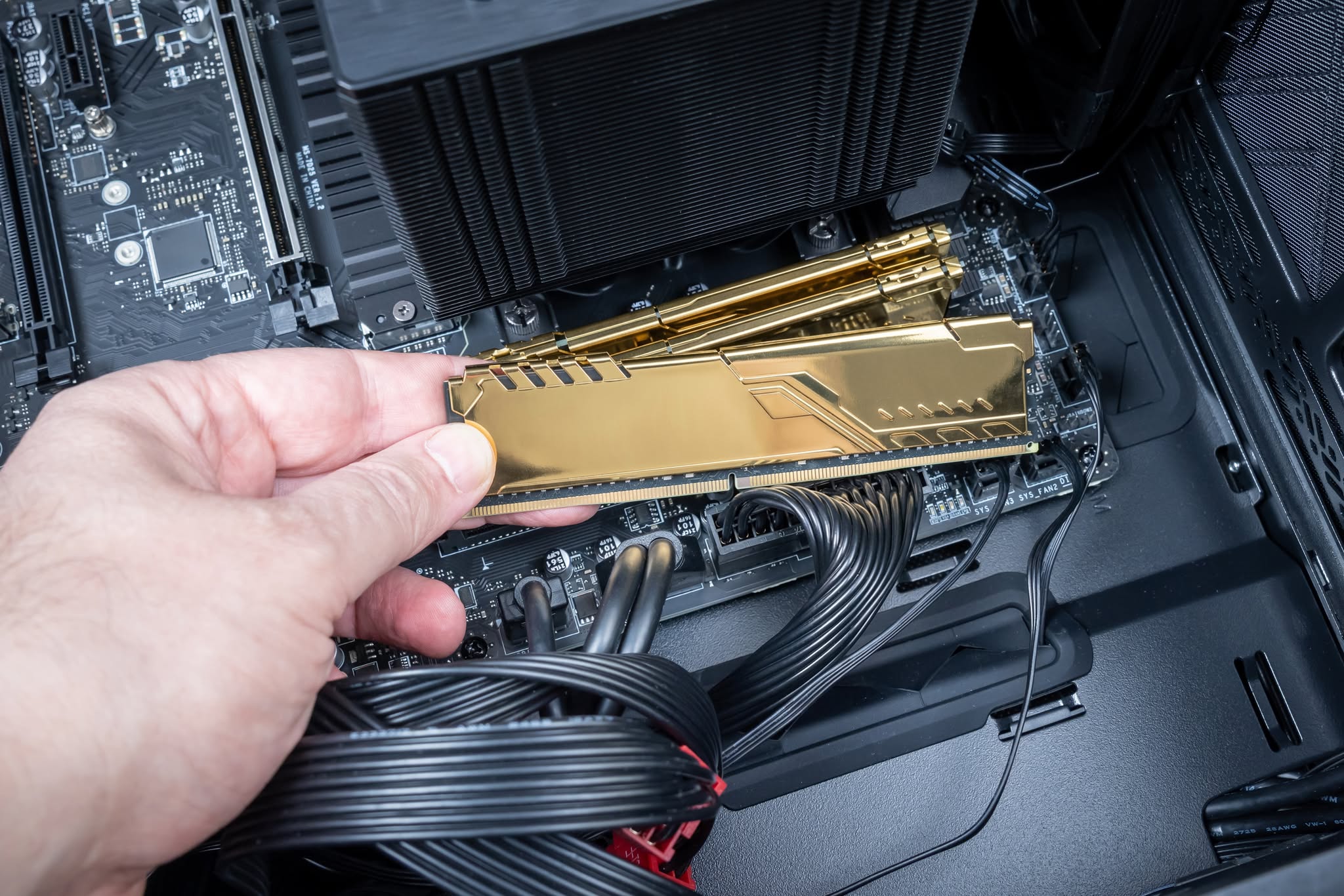 Módulo de memoria RAM junto a la placa de un computador de escritorio