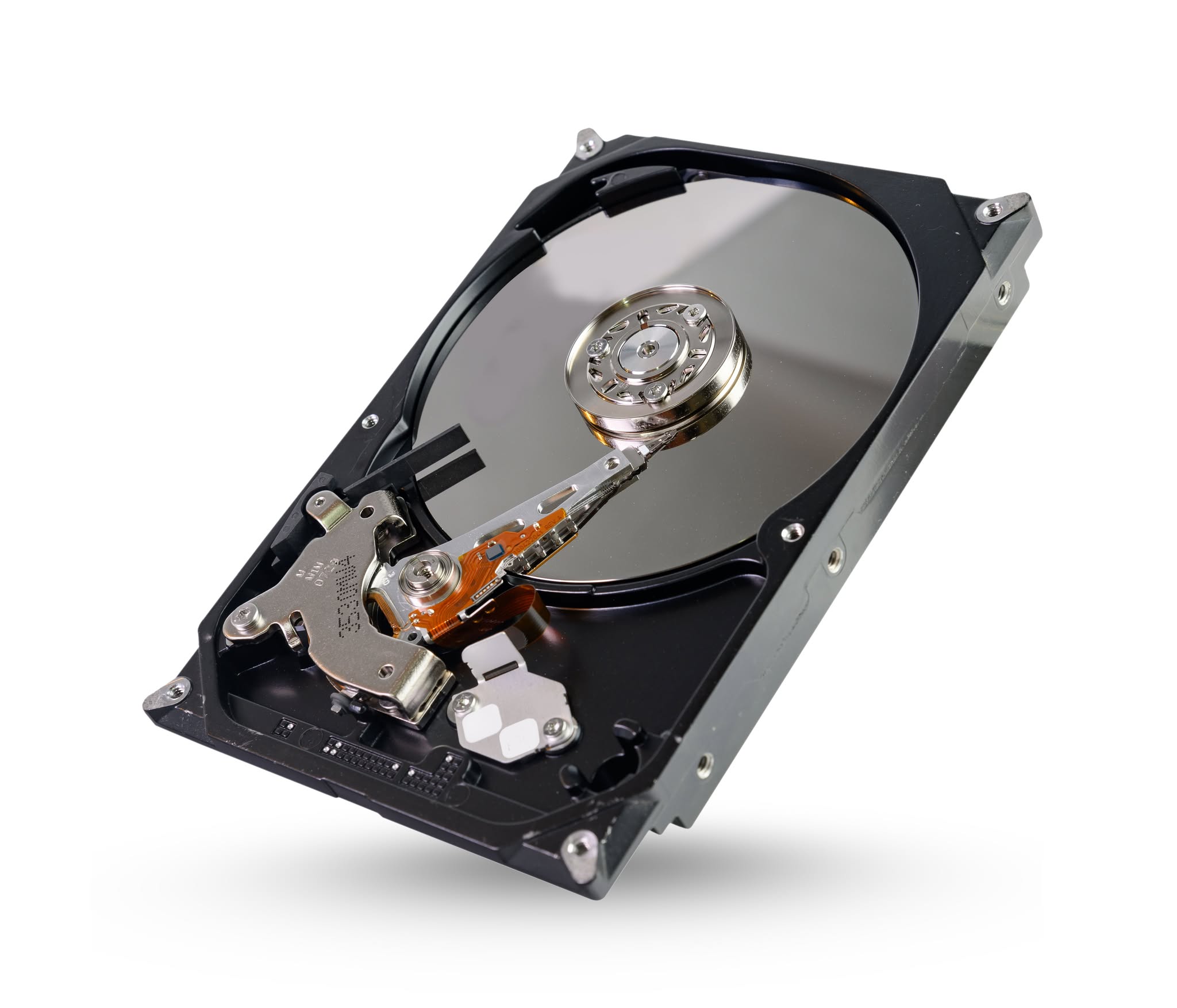 Disco duro mecánico HDD abierto, con platos y cabezal visibles