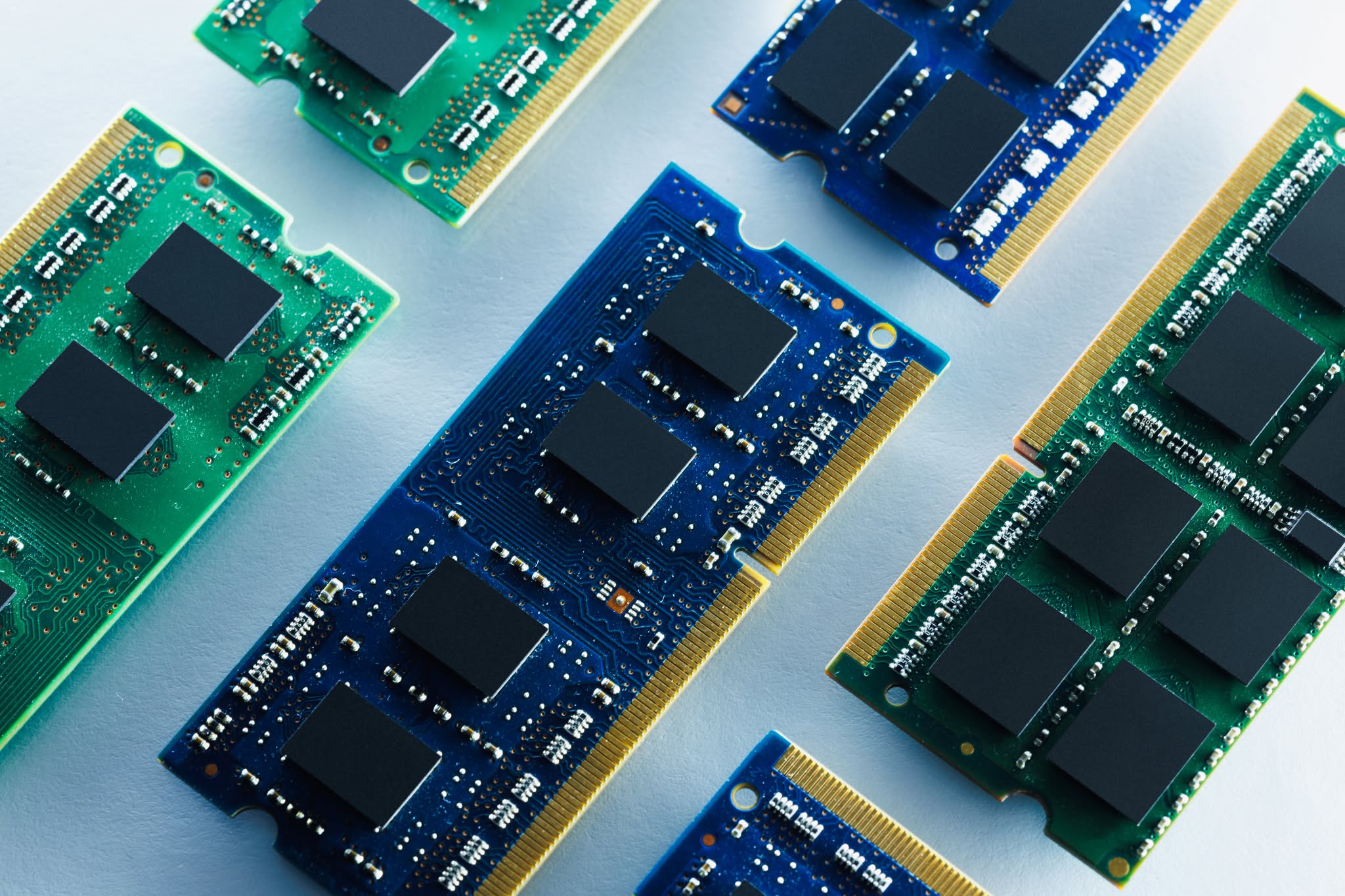 Módulos de memoria RAM en diferentes formatos para computadores y portátiles