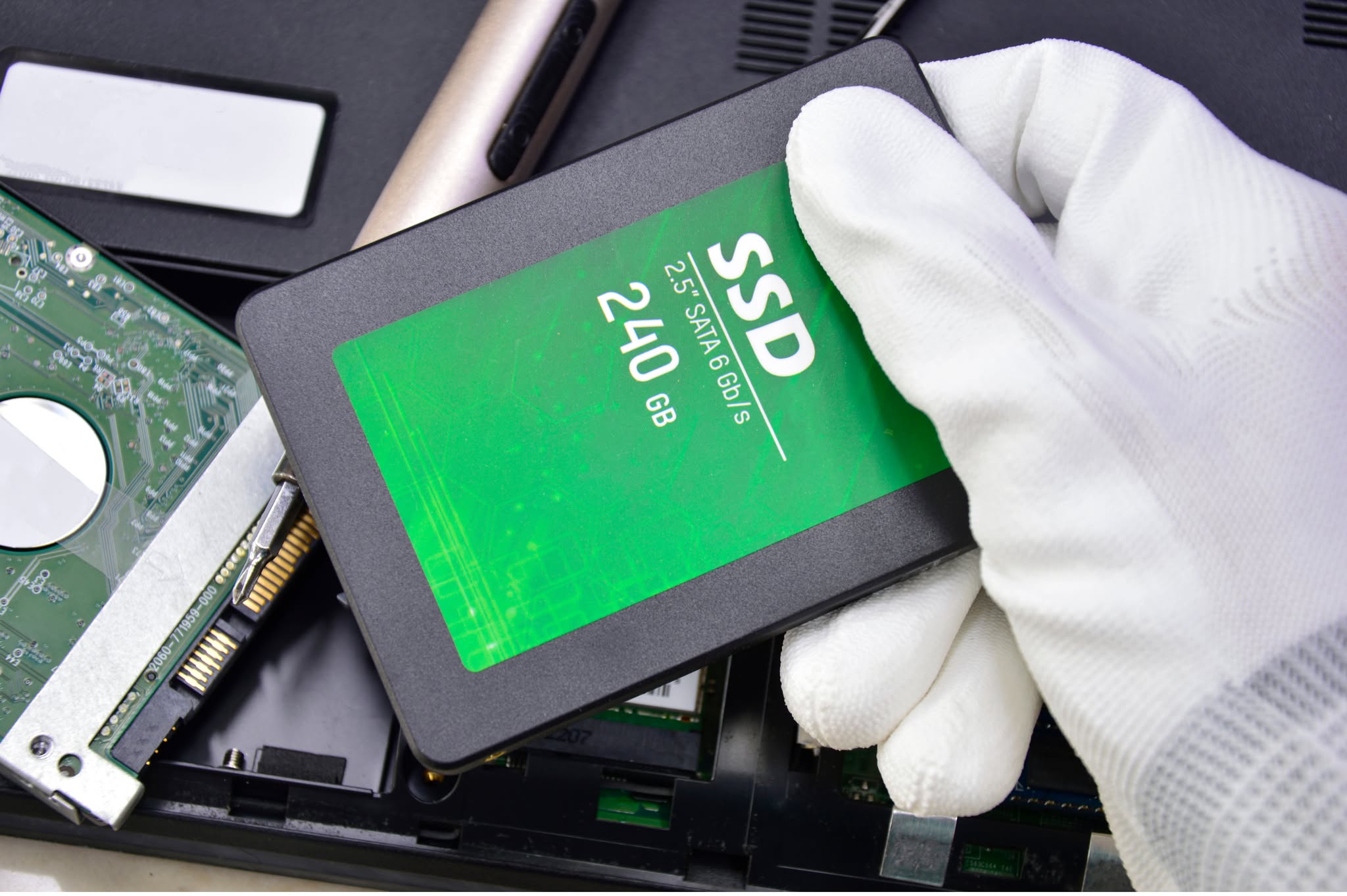 Cambio de disco duro a SSD SATA en un computador portátil abierto