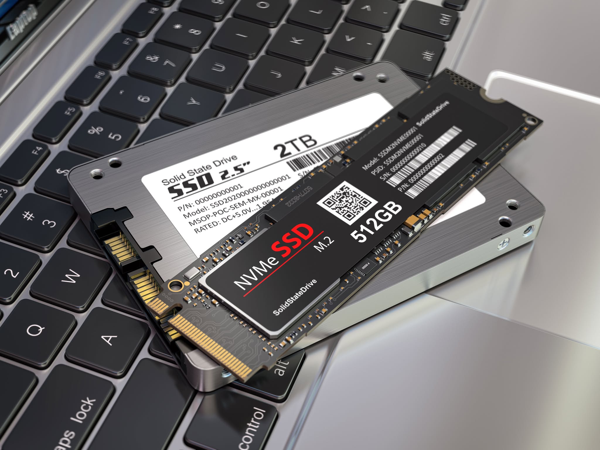 Unidad SSD SATA de 2,5 pulgadas y SSD M.2 NVMe sobre un computador portátil